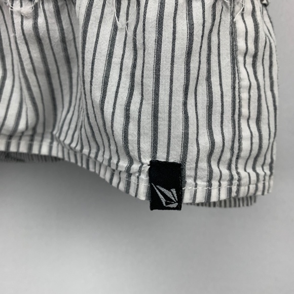 VOLCOM Gray And White Adjustable Strap Ruffle Tiered Smocked Back Sundre… - Picture 4 of 6